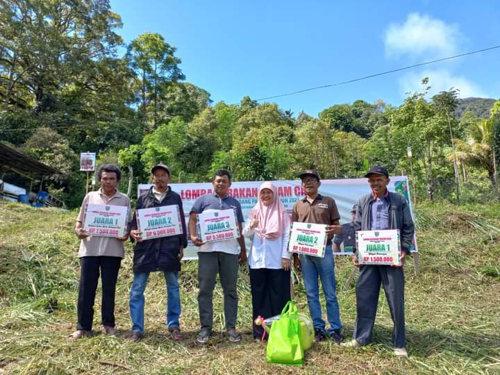 Kadispangtan Kota Padang Panjang, Ade Nafrita Anas poto bareng    Poktan pemenang lomba Tanaman Cabai gunakan larutan Biosaka dalam tingkatkan produksi pertanian mereka.